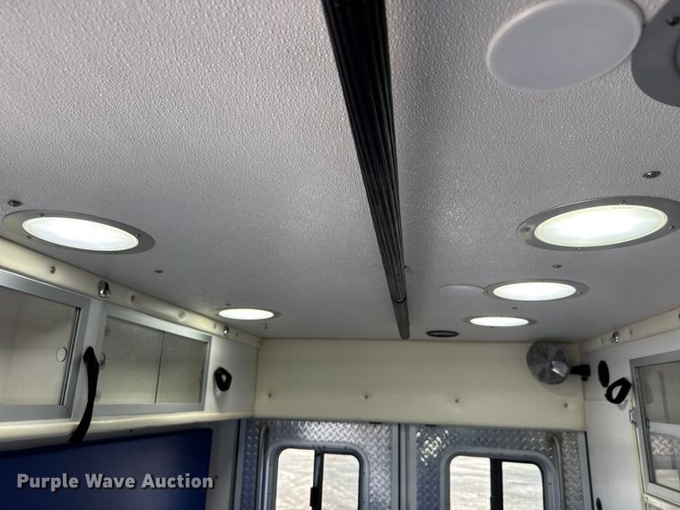 image for item NU9691 2007 Ford F350 Super Duty ambulance