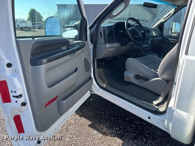 image for item NU9691 2007 Ford F350 Super Duty ambulance