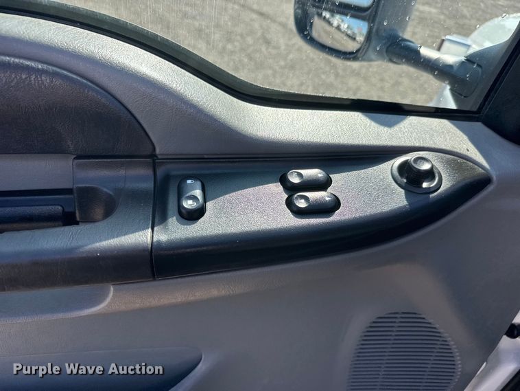 image for item NU9691 2007 Ford F350 Super Duty ambulance