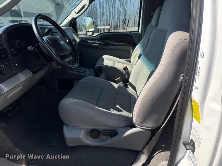 image for item NU9691 2007 Ford F350 Super Duty ambulance