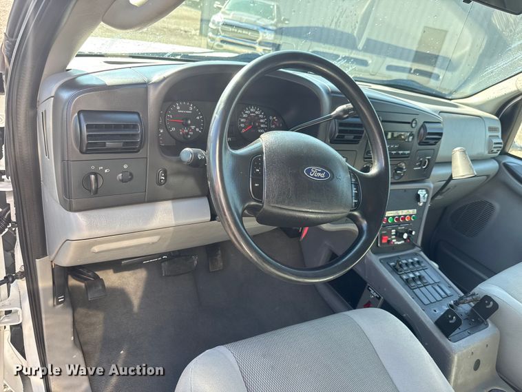 image for item NU9691 2007 Ford F350 Super Duty ambulance