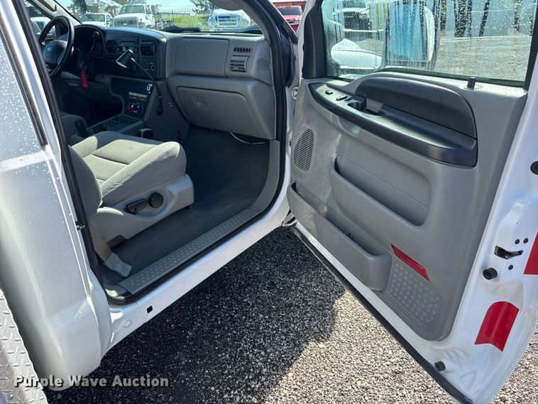 image for item NU9691 2007 Ford F350 Super Duty ambulance