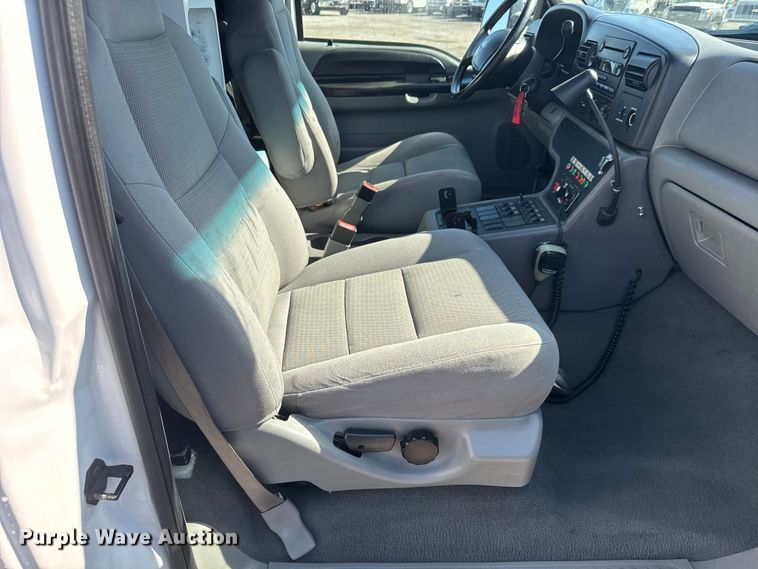 image for item NU9691 2007 Ford F350 Super Duty ambulance