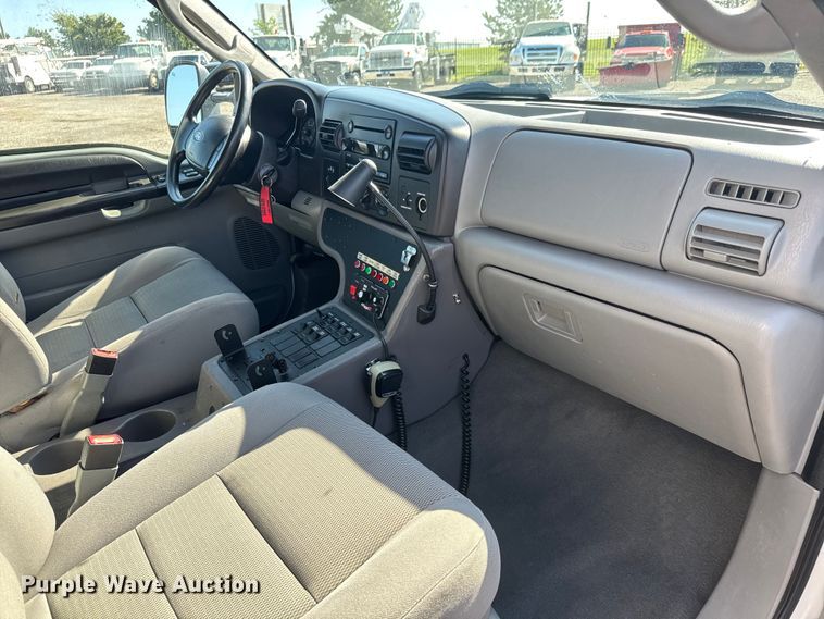 image for item NU9691 2007 Ford F350 Super Duty ambulance