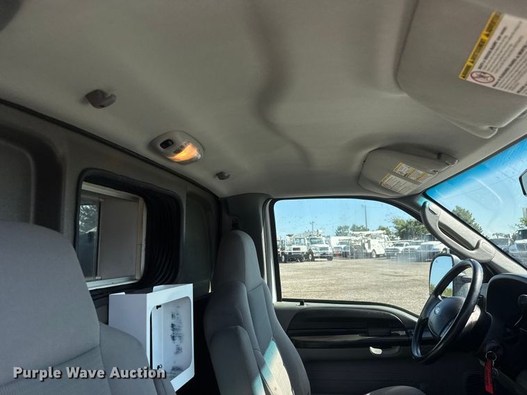 image for item NU9691 2007 Ford F350 Super Duty ambulance