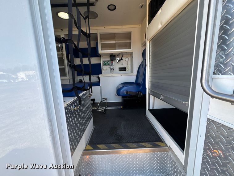 image for item NU9691 2007 Ford F350 Super Duty ambulance
