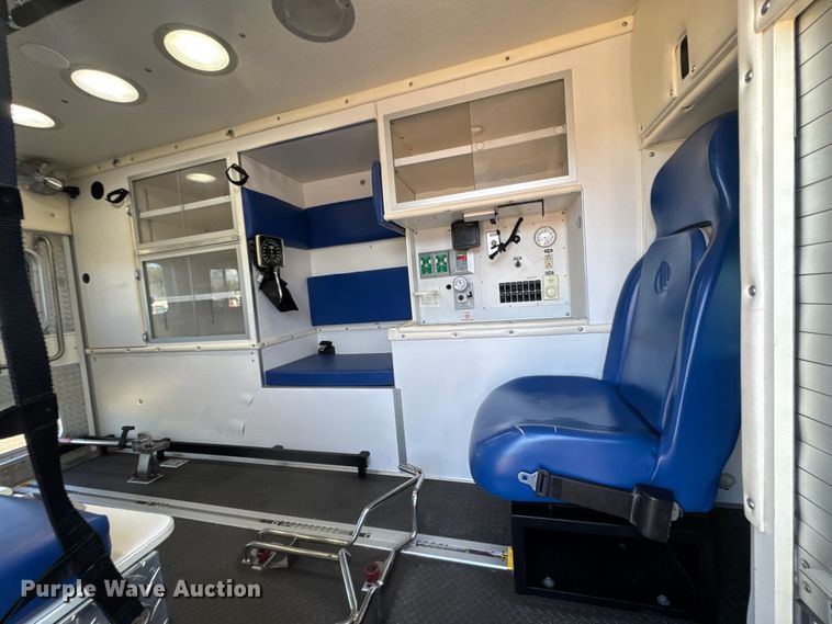 image for item NU9691 2007 Ford F350 Super Duty ambulance