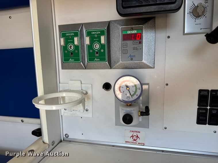 image for item NU9691 2007 Ford F350 Super Duty ambulance