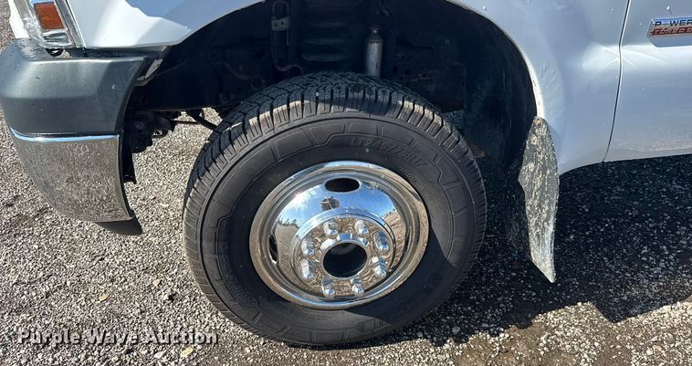 image for item NU9691 2007 Ford F350 Super Duty ambulance