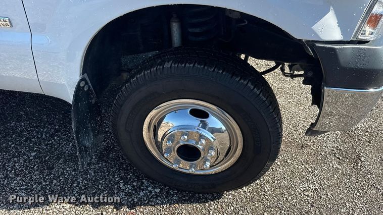 image for item NU9691 2007 Ford F350 Super Duty ambulance