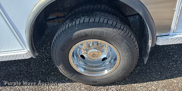 image for item NU9691 2007 Ford F350 Super Duty ambulance