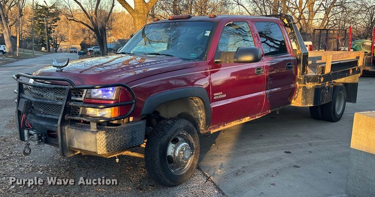 image for item OE9276 2005 Chevrolet Silverado 3500 Crew Cab flatbed pickup truck