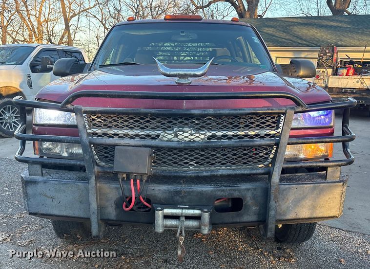 image for item OE9276 2005 Chevrolet Silverado 3500 Crew Cab flatbed pickup truck