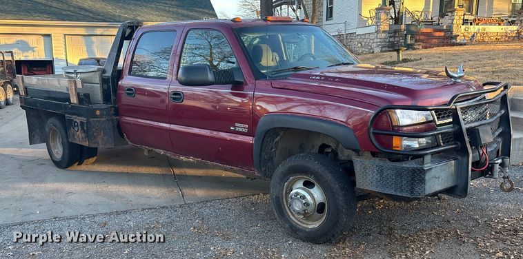 image for item OE9276 2005 Chevrolet Silverado 3500 Crew Cab flatbed pickup truck