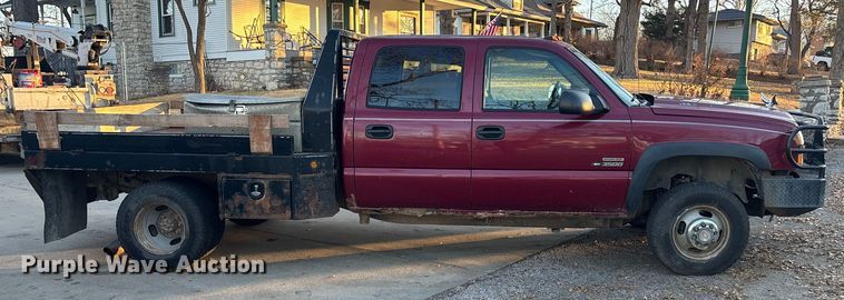 image for item OE9276 2005 Chevrolet Silverado 3500 Crew Cab flatbed pickup truck