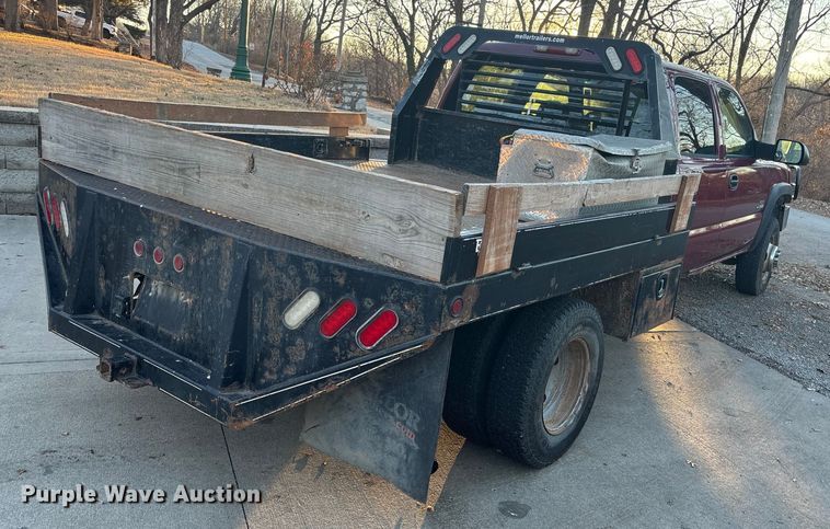 image for item OE9276 2005 Chevrolet Silverado 3500 Crew Cab flatbed pickup truck