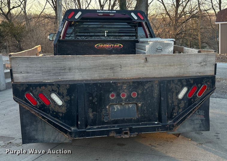 image for item OE9276 2005 Chevrolet Silverado 3500 Crew Cab flatbed pickup truck