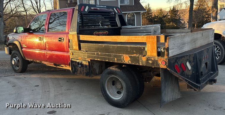image for item OE9276 2005 Chevrolet Silverado 3500 Crew Cab flatbed pickup truck