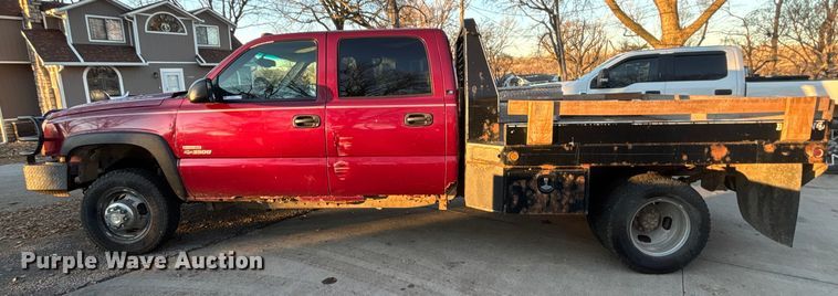 image for item OE9276 2005 Chevrolet Silverado 3500 Crew Cab flatbed pickup truck