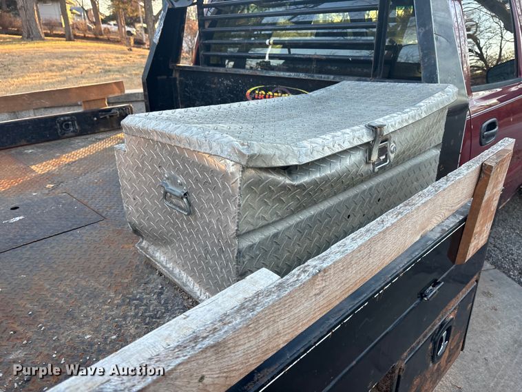 image for item OE9276 2005 Chevrolet Silverado 3500 Crew Cab flatbed pickup truck