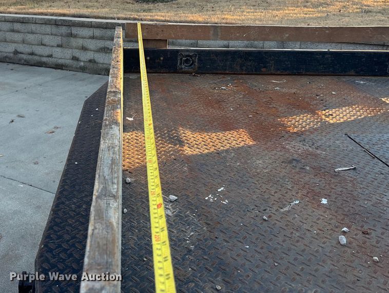 image for item OE9276 2005 Chevrolet Silverado 3500 Crew Cab flatbed pickup truck