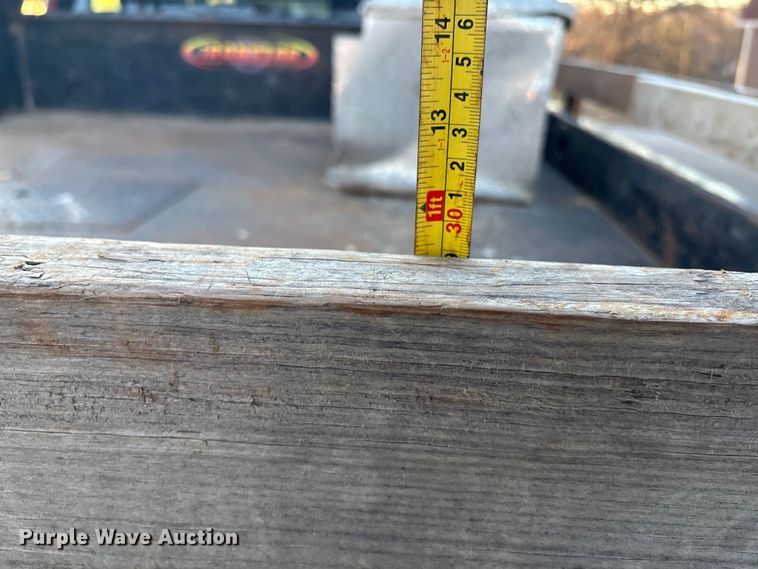 image for item OE9276 2005 Chevrolet Silverado 3500 Crew Cab flatbed pickup truck