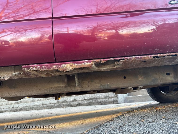 image for item OE9276 2005 Chevrolet Silverado 3500 Crew Cab flatbed pickup truck