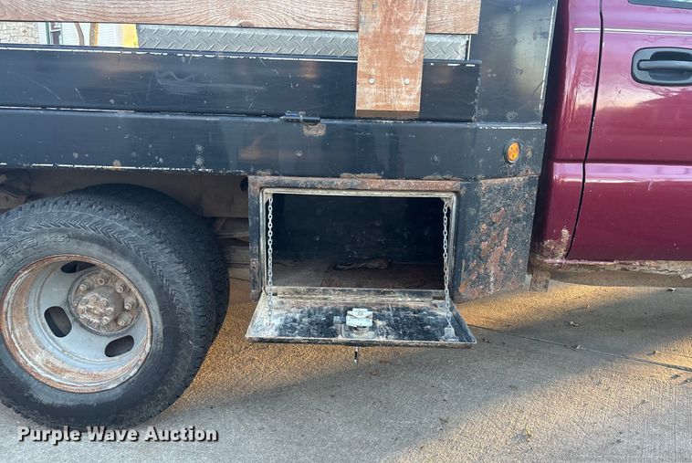 image for item OE9276 2005 Chevrolet Silverado 3500 Crew Cab flatbed pickup truck