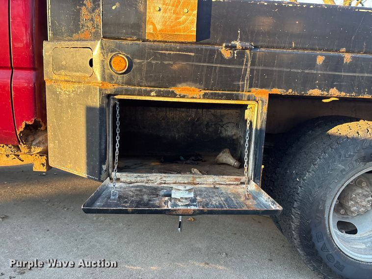 image for item OE9276 2005 Chevrolet Silverado 3500 Crew Cab flatbed pickup truck