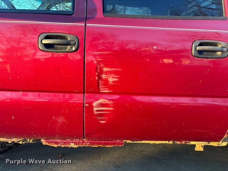 image for item OE9276 2005 Chevrolet Silverado 3500 Crew Cab flatbed pickup truck