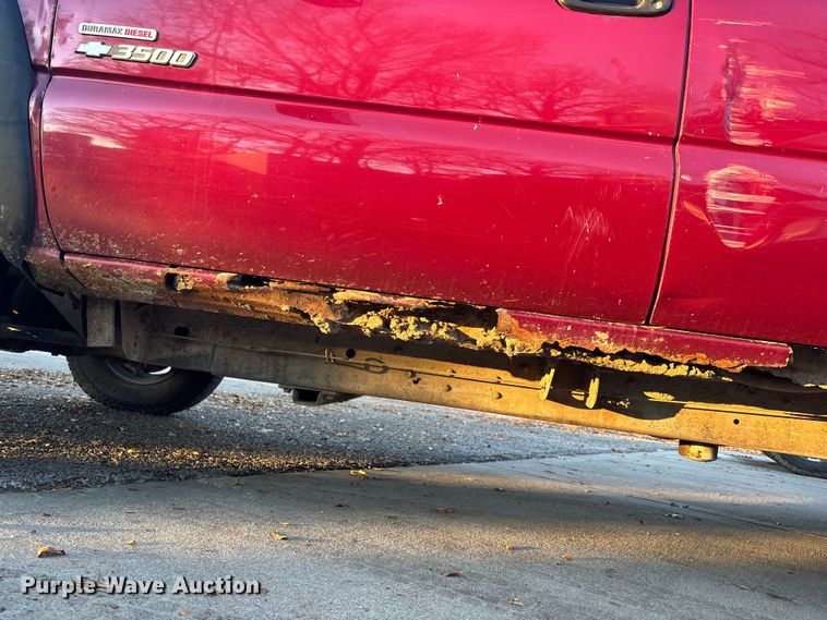 image for item OE9276 2005 Chevrolet Silverado 3500 Crew Cab flatbed pickup truck