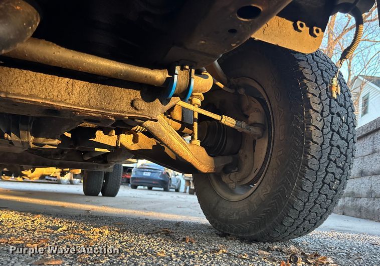 image for item OE9276 2005 Chevrolet Silverado 3500 Crew Cab flatbed pickup truck