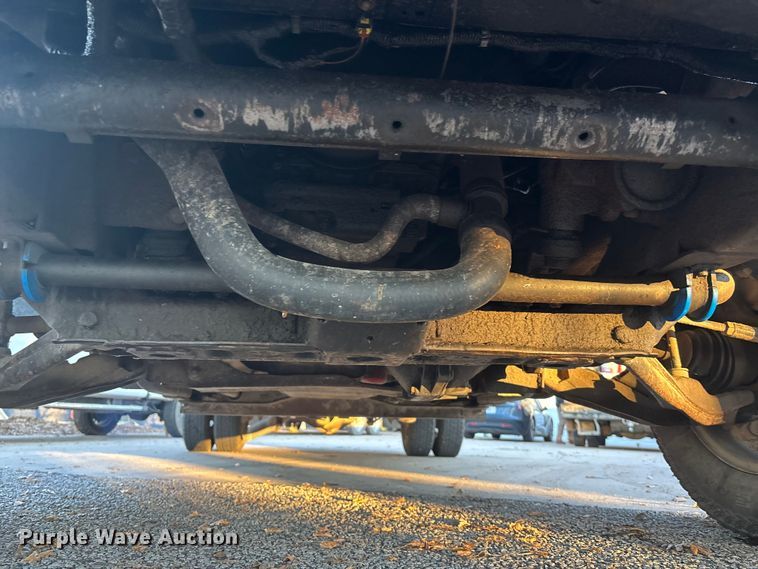 image for item OE9276 2005 Chevrolet Silverado 3500 Crew Cab flatbed pickup truck