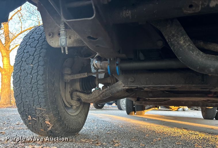 image for item OE9276 2005 Chevrolet Silverado 3500 Crew Cab flatbed pickup truck