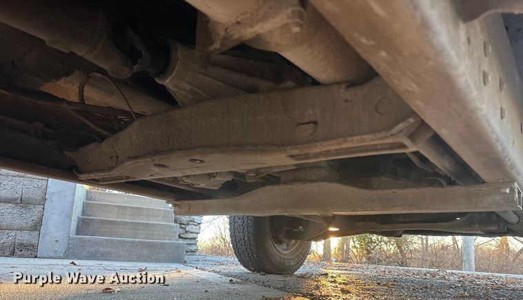 image for item OE9276 2005 Chevrolet Silverado 3500 Crew Cab flatbed pickup truck