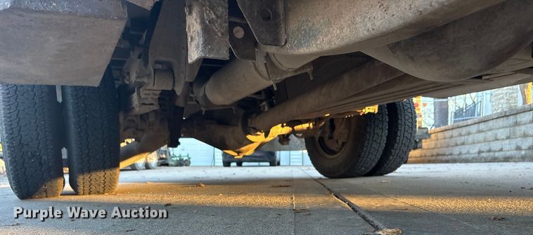 image for item OE9276 2005 Chevrolet Silverado 3500 Crew Cab flatbed pickup truck