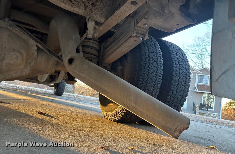 image for item OE9276 2005 Chevrolet Silverado 3500 Crew Cab flatbed pickup truck