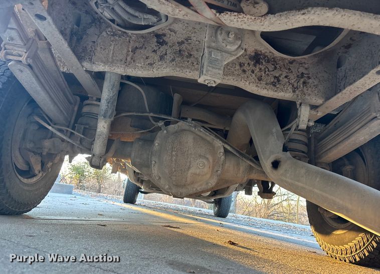 image for item OE9276 2005 Chevrolet Silverado 3500 Crew Cab flatbed pickup truck