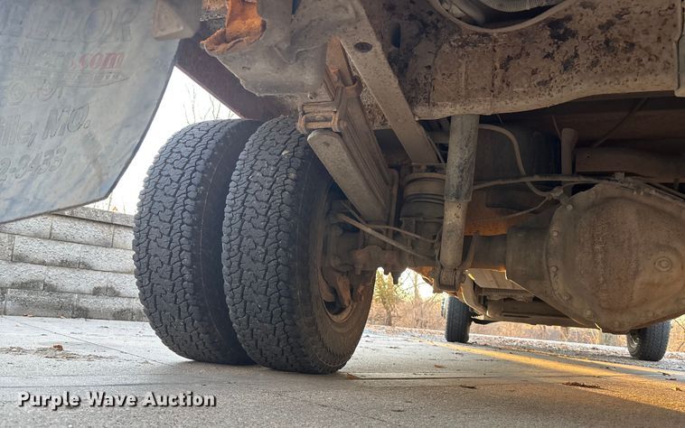 image for item OE9276 2005 Chevrolet Silverado 3500 Crew Cab flatbed pickup truck