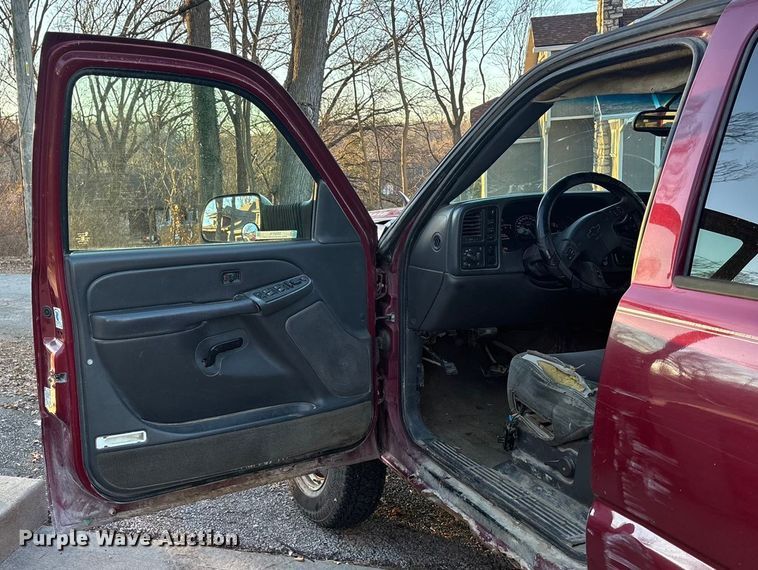 image for item OE9276 2005 Chevrolet Silverado 3500 Crew Cab flatbed pickup truck