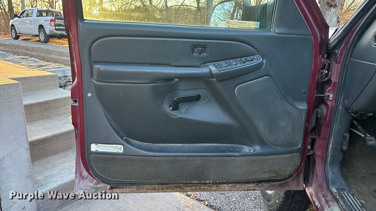 image for item OE9276 2005 Chevrolet Silverado 3500 Crew Cab flatbed pickup truck