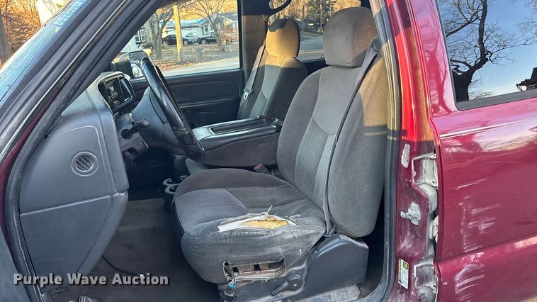 image for item OE9276 2005 Chevrolet Silverado 3500 Crew Cab flatbed pickup truck