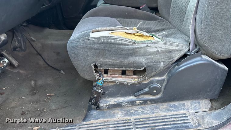 image for item OE9276 2005 Chevrolet Silverado 3500 Crew Cab flatbed pickup truck