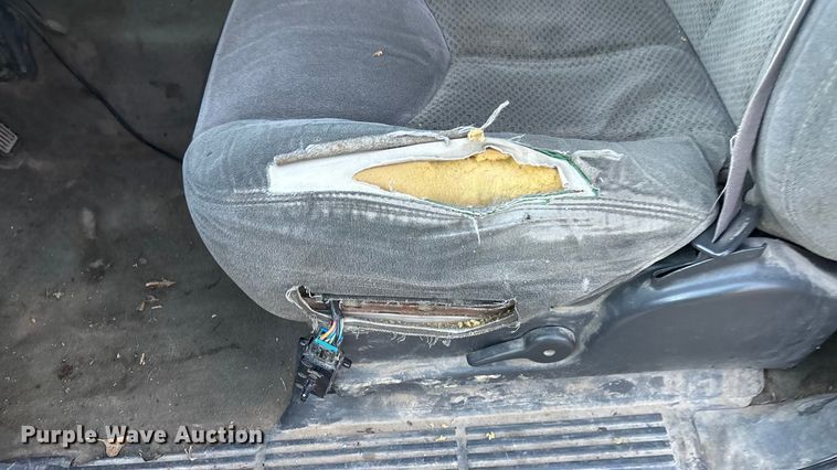 image for item OE9276 2005 Chevrolet Silverado 3500 Crew Cab flatbed pickup truck