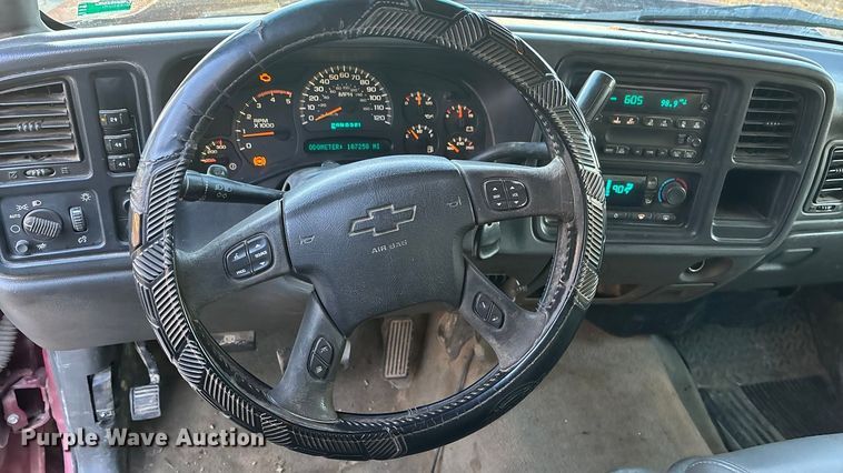 image for item OE9276 2005 Chevrolet Silverado 3500 Crew Cab flatbed pickup truck