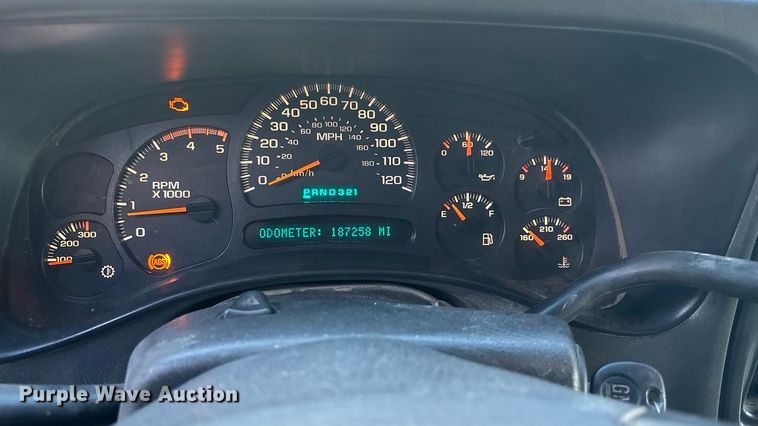 image for item OE9276 2005 Chevrolet Silverado 3500 Crew Cab flatbed pickup truck