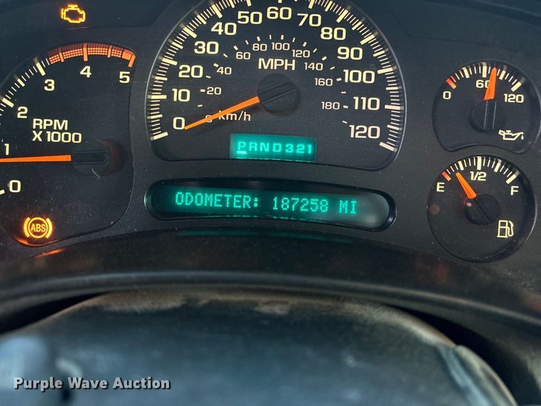 image for item OE9276 2005 Chevrolet Silverado 3500 Crew Cab flatbed pickup truck