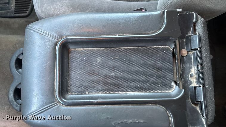 image for item OE9276 2005 Chevrolet Silverado 3500 Crew Cab flatbed pickup truck