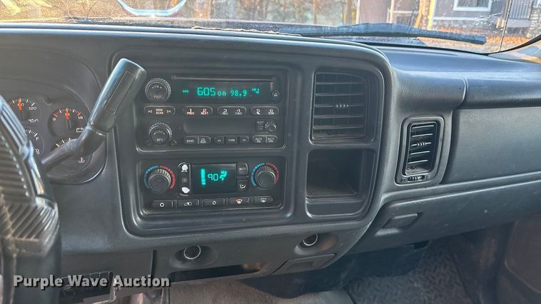 image for item OE9276 2005 Chevrolet Silverado 3500 Crew Cab flatbed pickup truck