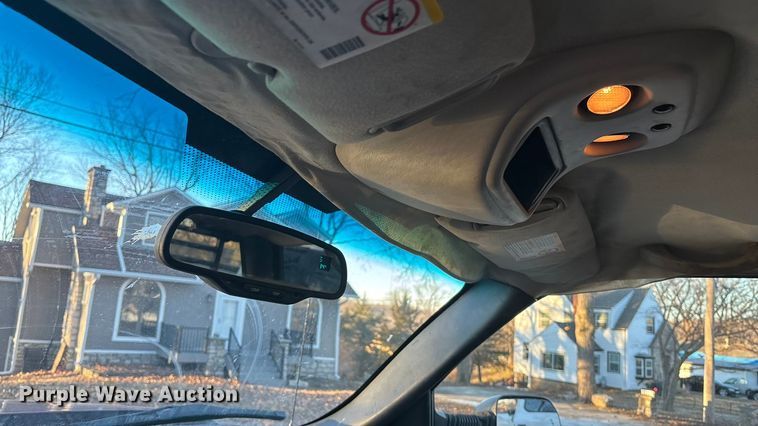 image for item OE9276 2005 Chevrolet Silverado 3500 Crew Cab flatbed pickup truck